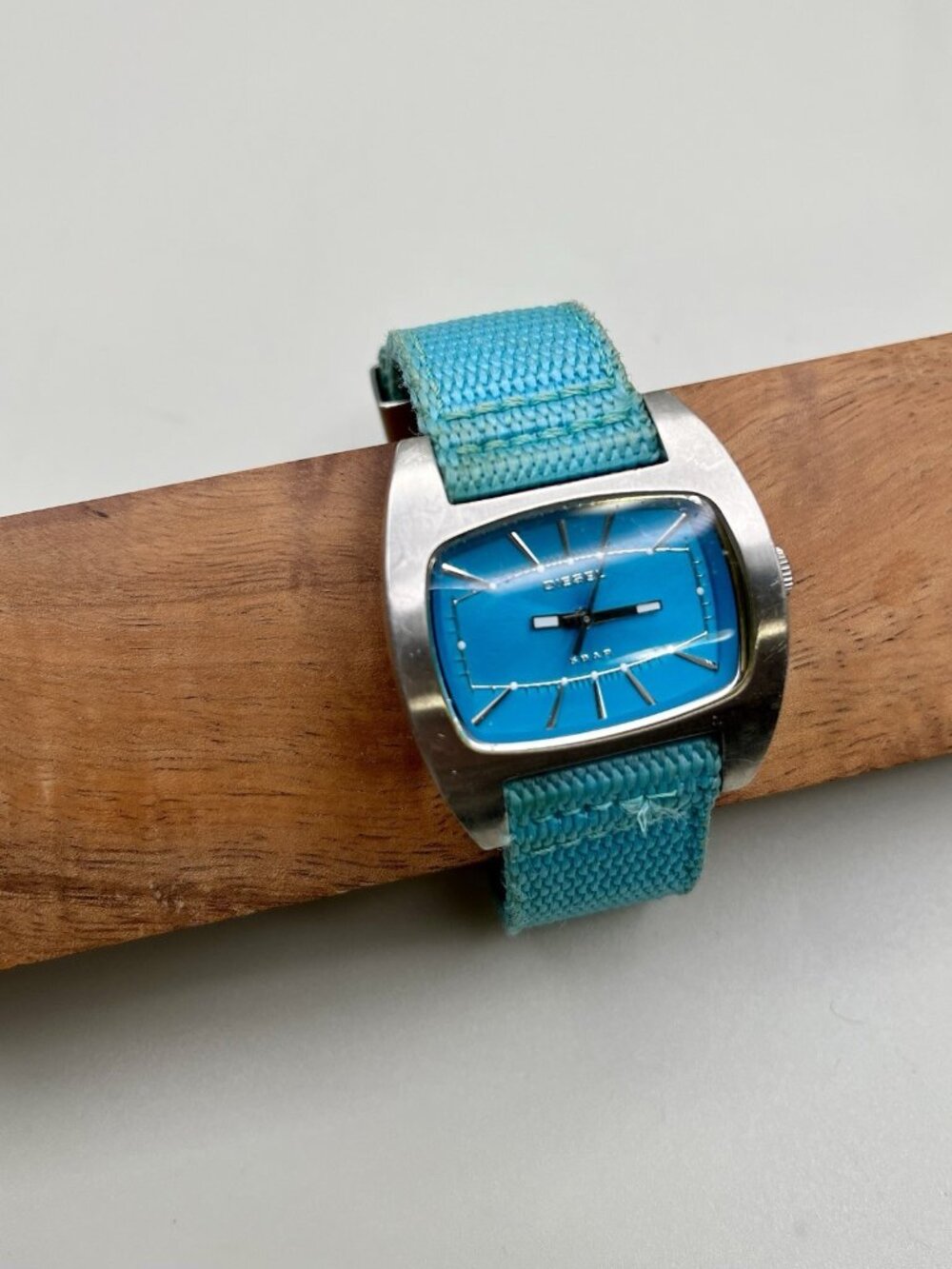Vintage Y2K Diesel DZ-2117 Turquoise Dial Stainless Steel Quartz Watch Analog